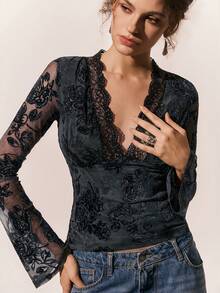 Poéselle 女士黑色花卉蕾丝网纱深V领上衣 – 透视长喇叭袖深V领上衣，适合夜间外出和派对造型。黑色蕾丝上衣，透视网纱衬衫，深V领上衣，花卉刺绣蕾丝，哥特浪漫风格，晚宴外出撞色蕾丝深V领长袖修身性感上衣，春季情人节。 - 黑色 - 查看 6