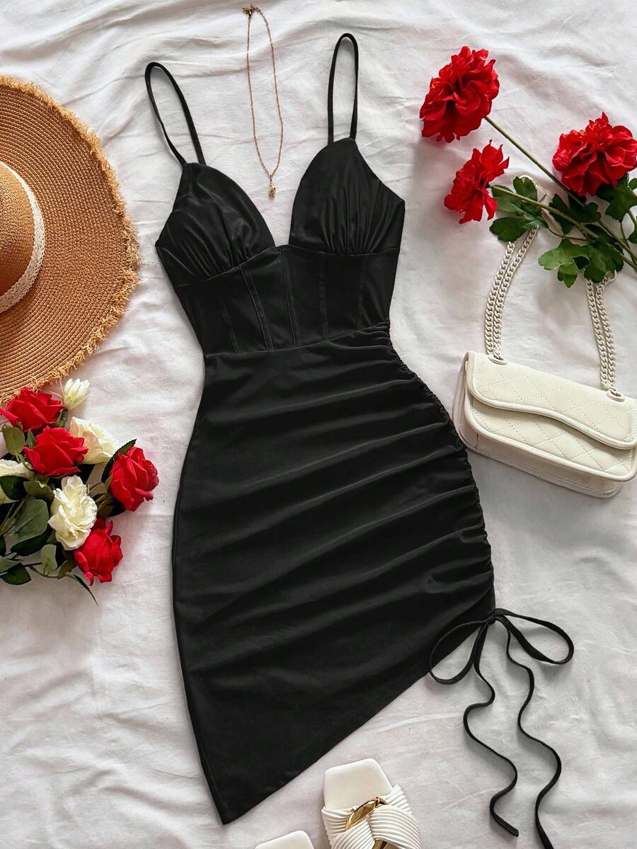 Soleia 女士红色针织V领鱼骨腰褶皱不对称下摆迷你吊带裙，度假款 - 黑色 - 查看 1