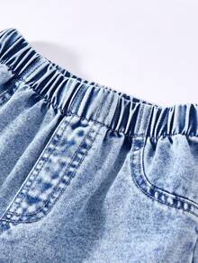 SHEIN 少女休闲可爱牛仔裤，复古浅蓝色水洗牛仔布，饰有雪花图案和粉色爱心刺绣，宽松直筒裤型，面料柔软舒适，时尚街头风，适合春、夏、秋、冬四季穿着。