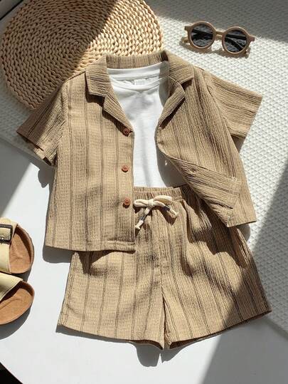 SHEIN 两件套幼儿男童棕色条纹短袖衬衫短裤套装，休闲传统复古风格，适合春夏日常穿着、假日度假。