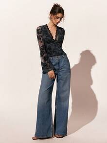 Poéselle 女士黑色花卉蕾丝网纱深V领上衣 – 透视长喇叭袖深V领上衣，适合夜间外出和派对造型。黑色蕾丝上衣，透视网纱衬衫，深V领上衣，花卉刺绣蕾丝，哥特浪漫风格，晚宴外出撞色蕾丝深V领长袖修身性感上衣，春季情人节。 - 黑色 - 查看 5