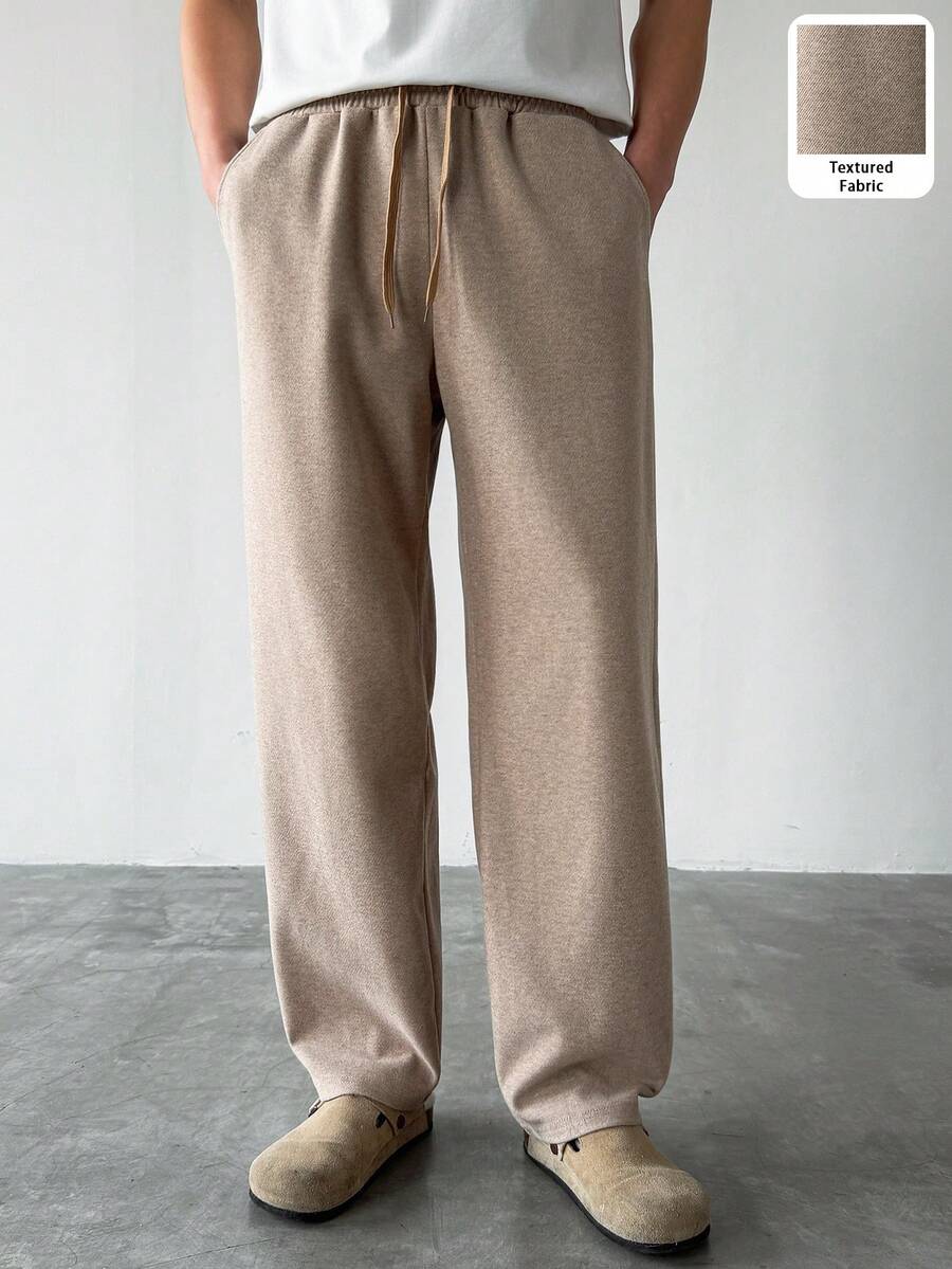 HUEFORM 男士卡其色成熟宽松休闲裤，面料挺括，剪裁利落。适合户外活动和居家休闲穿着。 - 卡其色 - 查看 1