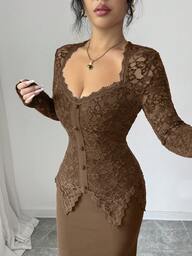 Modelyn رمضان فستان متوسط الطول مناسب للنساء مع رقبة مربعة، تصميم بتفاصيل من الدانتيل والأزرار على الخصر