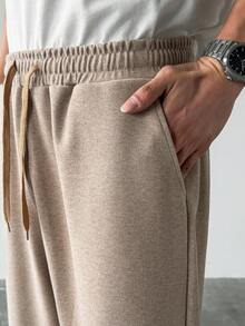 HUEFORM 男士卡其色成熟宽松休闲裤，面料挺括，剪裁利落。适合户外活动和居家休闲穿着。 - 卡其色 - 查看 4