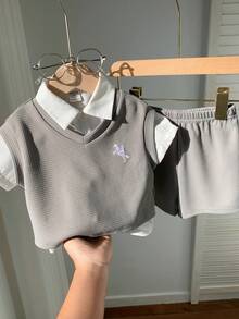 SHEIN 男婴灰色无袖背心、白色短袖开衫和休闲短裤三件套，男士休闲套装，适合上学、外出和居家穿着，春夏皆宜。 - 灰色 - 查看 9