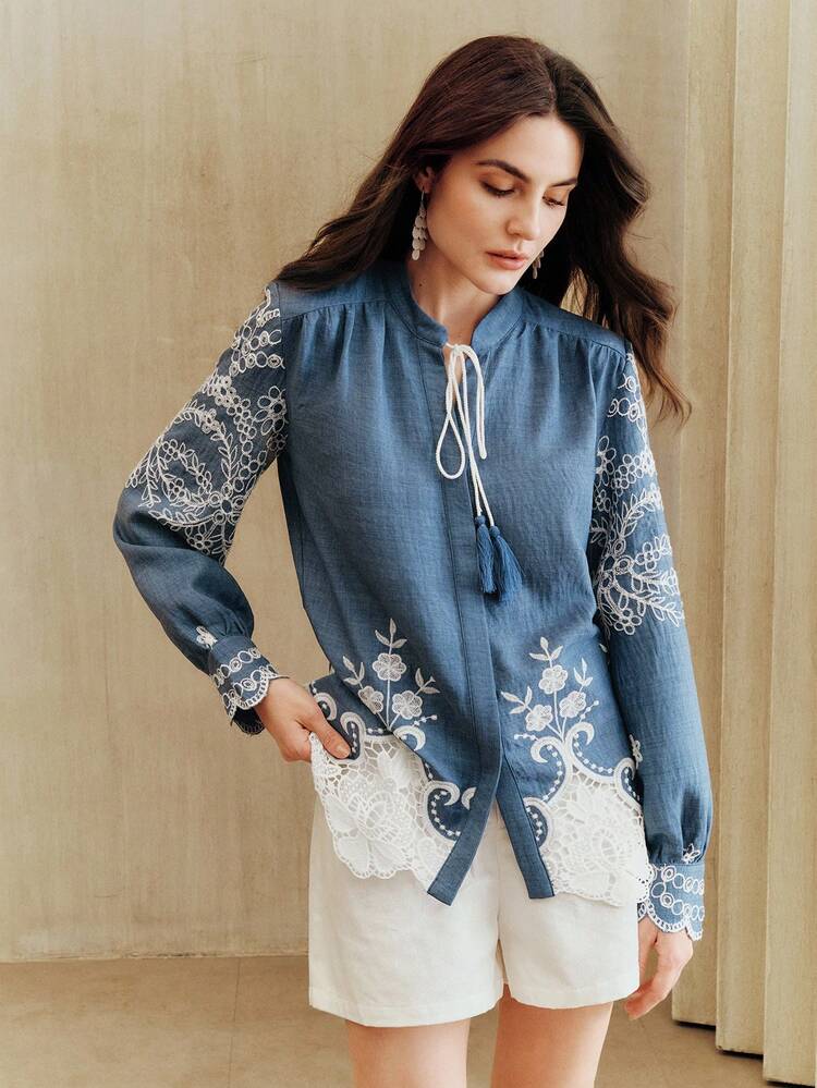 Blouse à manches longues avec col claudine, patchwork de dentelle et broderie florale vintage. Convient pour la Saint-Valentin, la Fête des Mères, la Fête des Femmes. Blouses bohèmes occidentales, hauts pour femmes, blouse bleue avec broderie pour femmes