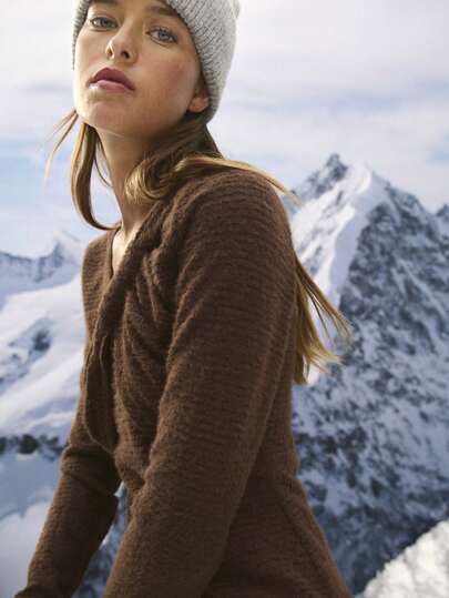 Nöista Soft Brown Knit Sweater With A Front Twist Detail That Enhances The Silhouette, Offering A Warm Yet Elegant Piece Ideal For Winter Outfits, Adding Texture And Style To Seasonal Wardrobes For Everyday Wear, Christmas Gatherings And New Year Looks.