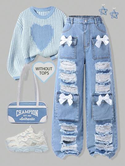 SHEIN Jeans de pierna recta y ancha para niñas preadolescentes, de moda y versátiles para primavera, verano, otoño e invierno. Denim azul clásico lavado con tela cómoda, acento de lazo blanco cosido a mano, que muestra un estilo dulce y enérgico. Cintura elástica + diseño de cadena falsa para un uso fácil, corte de pierna recta y ancha suelta para alargar la figura y expresar personalidad libre. Adecuado para uso diario casual, atuendos escolares, fotos al aire talla grande, ¡convirtiéndose en el punto destacado entre la multitud!