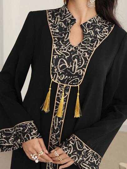 Al Najma Enfärgat lapptäcksmönster med guldkant och hängande lång kofta