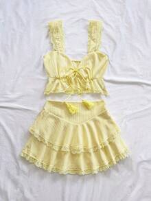 Soleia 2 件套女士套装：编织波浪纹理宽肩带荷叶边饰边系带前流苏背心和蕾丝花边双荷叶边下摆迷你裙，适合派对、约会、城市、度假、下午茶 - 芥末黃 - 查看 4