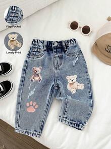 SHEIN 男婴休闲柔软可爱泰迪熊印花破洞蓝色锥形牛仔裤，适合秋冬春夏穿着，秋冬日常穿着、街头风、圣诞节、新年、感恩节等场合，时尚系列，冬季牛仔裤，牛仔裤，保暖牛仔裤，夏季牛仔裤，印花牛仔裤，休闲款，刺绣牛仔裤 - 淺色水洗藍 - 查看 1