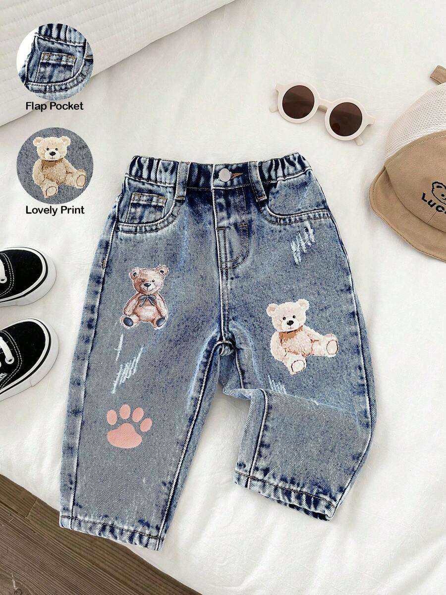 SHEIN 男婴休闲柔软可爱泰迪熊印花破洞蓝色锥形牛仔裤，适合秋冬春夏穿着，秋冬日常穿着、街头风、圣诞节、新年、感恩节等场合，时尚系列，冬季牛仔裤，牛仔裤，保暖牛仔裤，夏季牛仔裤，印花牛仔裤，休闲款，刺绣牛仔裤 - 淺色水洗藍 - 查看 1