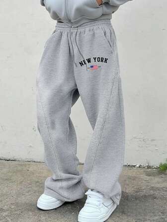 Manfinity Hypemode Men's Heather Grey New York Letter Print Wide Leg Sweatpants | American Flag Graphic Baggy Joggers | Elastic Waist Drawstring Loose Fit Track Pants | Y2K Streetwear Hip Hop Vintage Sports Trousers | Oversized Straight Leg Casual Athletic Bottoms | Soft Comfortable High Waist Gym Running Lounge Wear,Men's Letter & National Flag Print Drawstring Waist Pocket Casual Sweatpants