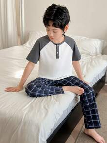 两件套男童休闲撞色插肩袖圆领装饰纽扣短袖T恤和格子图案宽松长裤睡衣套装 - 灰色 - 查看 4
