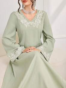 Al Najma 女士优雅V领贴花拼接喇叭袖系腰长款阿拉伯风格连衣裙 - 綠色 - 查看 7