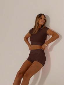 Aralina 休闲运动套装，撞色设计，可爱夏季上衣搭配骑行短裤，是夏季度假或机场穿搭的完美之选。 - 巧克力棕 - 查看 9