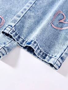 SHEIN 少女休闲可爱牛仔裤，复古浅蓝色水洗牛仔布，饰有雪花图案和粉色爱心刺绣，宽松直筒裤型，面料柔软舒适，时尚街头风，适合春、夏、秋、冬四季穿着。