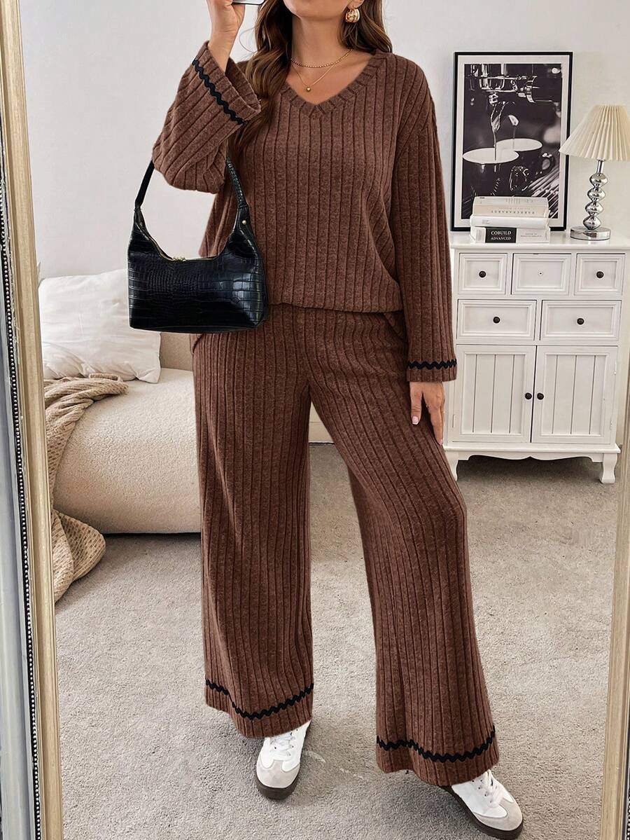 SHEIN Frenchy 大码V领罗纹波浪下摆宽松T恤和直筒休闲裤套装 - 棕色 - 查看 1