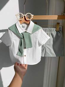 SHEIN Mua 2 tặng 1! Bộ 3 món áo sơ mi sọc tay ngắn dễ thương cho bé trai, quần short xanh lá cây và khăn choàng, phong cách quý ông thích hợp cho tiệc sinh nhật, tiệc tối, biểu diễn, đám cưới, tiệc chào đón em bé, tiệc mừng 1 tháng tuổi, tiệc mừng 1 tuổi, mùa xuân/hè - màu xanh lá - Xem 7