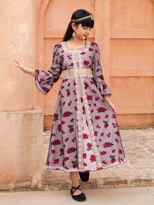 SHEIN Tween Girl Vintage Square Collar Lace Patchwork Sheer Floral Print Flare Sleeve Waist Maxi Dress - Elegant And Fashionable Golden Lace Decor Highlights Graceful Elegant; An Exquisite Design Inspired By Middle Eastern Style Dress Maxi Dresses For Women Floral Print Maxi Dress Modest Full Sleeve Dress - Multicolor - View 4