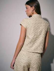 Nöista Ensemble top à manches courtes avec motif géométrique et pantalon large avec boutons chinois détaillés ; un ensemble coordonné de deux pièces adapté aux tenues de vacances de printemps, aux ensembles sur mesure, aux looks élégants ; approprié pour les tenues d'été, les tenues de vacances de printemps, les événements élégants. - Champagne - Voir 2