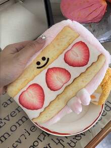 Joivida 可爱毛绒草莓蛋糕三明治收纳袋，萌系动漫爱心镂空设计，柔软粉色白色内芯，多隔层收纳包，适合学校、旅行、聚会等场合，男女通用，成人青少年皆宜，可作零钱包、铅笔盒、化妆包等。可爱毛绒设计，草莓芒果蛋糕主题，俏皮粉色毛绒外层，安全拉链封口，小巧便携，日常使用，可爱女孩礼物之选。 - 彩色 - 查看 10