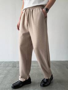 HUEFORM 男士卡其色成熟宽松休闲裤，面料挺括，剪裁利落。适合户外活动和居家休闲穿着。 - 卡其色 - 查看 3