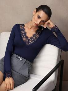 Modelyn 深V领蕾丝边性感优雅修身舒适T恤，藏蓝色 - 藍色 - 查看 6