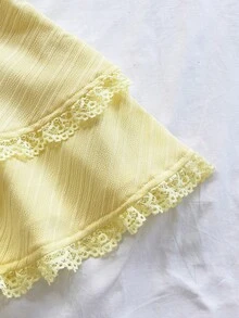 Soleia 2 件套女士套装：编织波浪纹理宽肩带荷叶边饰边系带前流苏背心和蕾丝花边双荷叶边下摆迷你裙，适合派对、约会、城市、度假、下午茶 - 芥末黃 - 查看 6