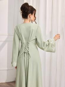 Al Najma 女士优雅V领贴花拼接喇叭袖系腰长款阿拉伯风格连衣裙 - 綠色 - 查看 3