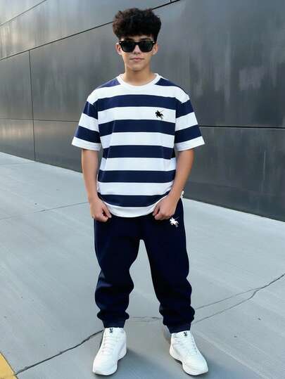 青少年男童休闲简约时尚经典款，饰有小马标志，经典蓝白条纹，风格融合美式复古、运动风和学院风，短袖圆领T恤和长裤套装，适合春夏穿着。