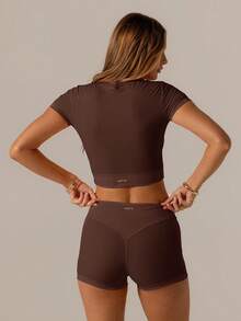 Aralina 休闲运动套装，撞色设计，可爱夏季上衣搭配骑行短裤，是夏季度假或机场穿搭的完美之选。 - 巧克力棕 - 查看 2