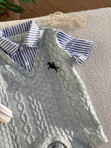 SHEIN 新生儿男女宝宝撞色蓝条纹短袖针织连体衣，舒适百搭时尚休闲装，适合室内、室外、日常、运动、玩耍、派对、拍照、度假等场合。