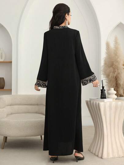 Al Najma Áo khoác cardigan dài in họa tiết chắp vá màu trơn có viền vàng và mặt dây chuyền