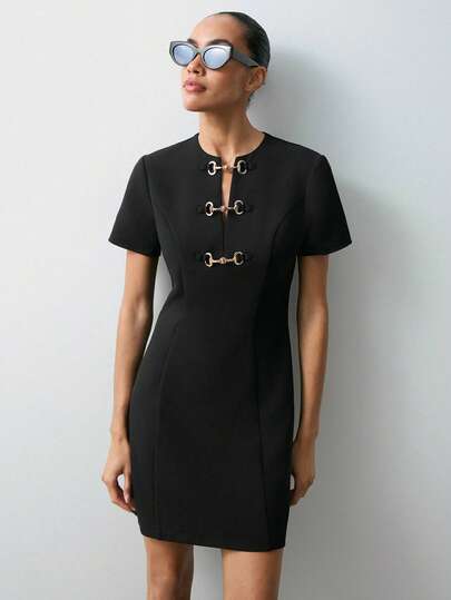 Maija Đầm ngắn tay màu trơn dành cho nữ, điểm nhấn là thiết kế khóa kim loại, thể hiện sự thanh lịch và thời trang. Kiểu dáng ôm sát tôn lên vóc dáng phái nữ, màu đen cổ điển rất dễ phối đồ, phù hợp làm trang phục dự đám cưới, dự tiệc sinh nhật hoặc các dịp trang trọng khác nhau. Chi tiết khóa kim loại tạo thêm nét cá tính riêng, giúp người mặc tự tin tỏa sáng trong mọi buổi họp mặt và sự kiện.
