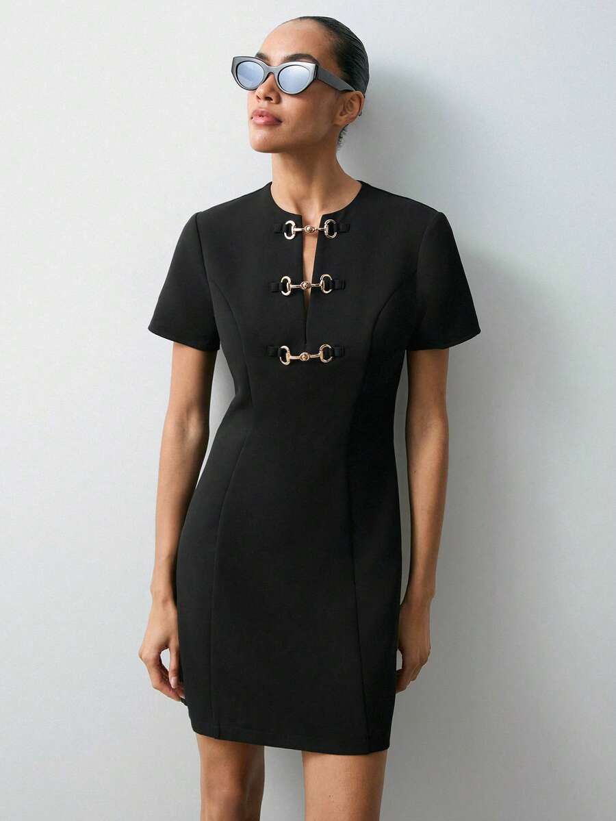 Maija Đầm ngắn tay màu trơn dành cho nữ, điểm nhấn là thiết kế khóa kim loại, thể hiện sự thanh lịch và thời trang. Kiểu dáng ôm sát tôn lên vóc dáng phái nữ, màu đen cổ điển rất dễ phối đồ, phù hợp làm trang phục dự đám cưới, dự tiệc sinh nhật hoặc các dịp trang trọng khác nhau. Chi tiết khóa kim loại tạo thêm nét cá tính riêng, giúp người mặc tự tin tỏa sáng trong mọi buổi họp mặt và sự kiện. - màu đen - Xem 1