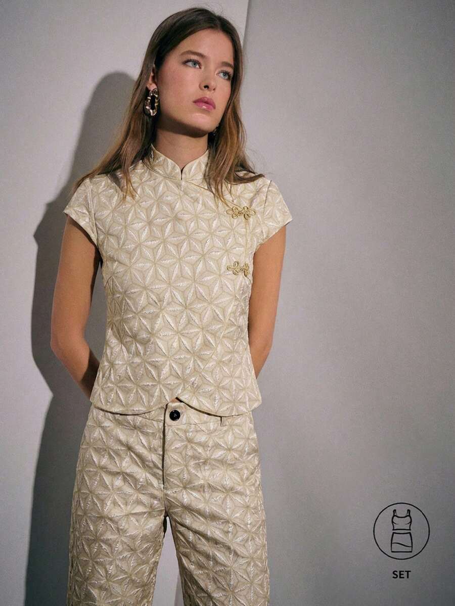 Nöista Ensemble top à manches courtes avec motif géométrique et pantalon large avec boutons chinois détaillés ; un ensemble coordonné de deux pièces adapté aux tenues de vacances de printemps, aux ensembles sur mesure, aux looks élégants ; approprié pour les tenues d'été, les tenues de vacances de printemps, les événements élégants. - Champagne - Voir 1
