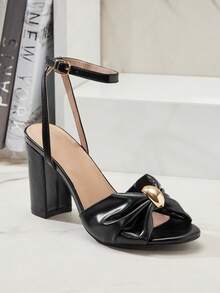 SHUZIA Sandálias femininas #CityMuse com bico aberto, detalhe plissado em nó, ferragens douradas e salto bloco preto em PU – Elegantes, sofisticadas e perfeitas para festas. - Preto - Ver 3