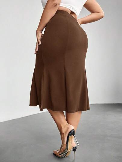 SHEIN Privé تنورة وسط طويلة مزينة بأزرار اللؤلؤ بتصميم ذيل حورية البحر، مناسبة للمواعيد الرومانسية للمرأة ذات الحجم الكبير