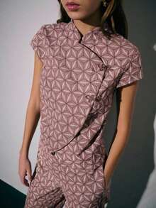 Nöista Bộ áo ngắn tay họa tiết hình học, quần ống rộng với khuy cài kiểu Trung Quốc tinh tế; một bộ đồ hai mảnh phối hợp hoàn hảo cho trang phục nghỉ xuân, trang phục công sở, trang phục thường ngày; phù hợp cho trang phục mùa hè, trang phục nghỉ xuân, các sự kiện trang trọng. - Bụi hồng - Xem 5