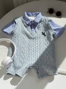 SHEIN 新生儿男女宝宝撞色蓝条纹短袖针织连体衣，舒适百搭时尚休闲装，适合室内、室外、日常、运动、玩耍、派对、拍照、度假等场合。