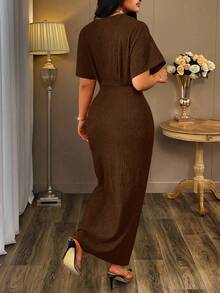 Auvina 1件女士纯色长款连衣裙，短袖设计，V领开口，开衩，优雅迷人。这款女士纯色V领蝙蝠袖短袖褶裥开衩下摆长款连衣裙，适合圣诞节、教师节等场合穿着。 - 棕色 - 查看 2