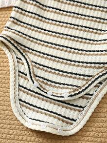 SHEIN 4件套新生男宝宝休闲可爱针织条纹卡其色无袖连体衣套装 - 彩色 - 查看 7