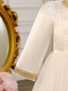 这款中东风情的女童圆领泡泡袖A字网纱连衣裙，A字廓形，适合各种宝宝体型。上身饰有金色花边，下身采用蓬松网纱，优雅时尚。适合日常外出、居家休闲、生日派对、节日庆典等正式场合，让宝宝成为众人瞩目的焦点。也是妈妈们为宝宝打造百搭时尚衣橱的必备单品。 - 白色 - 查看 6