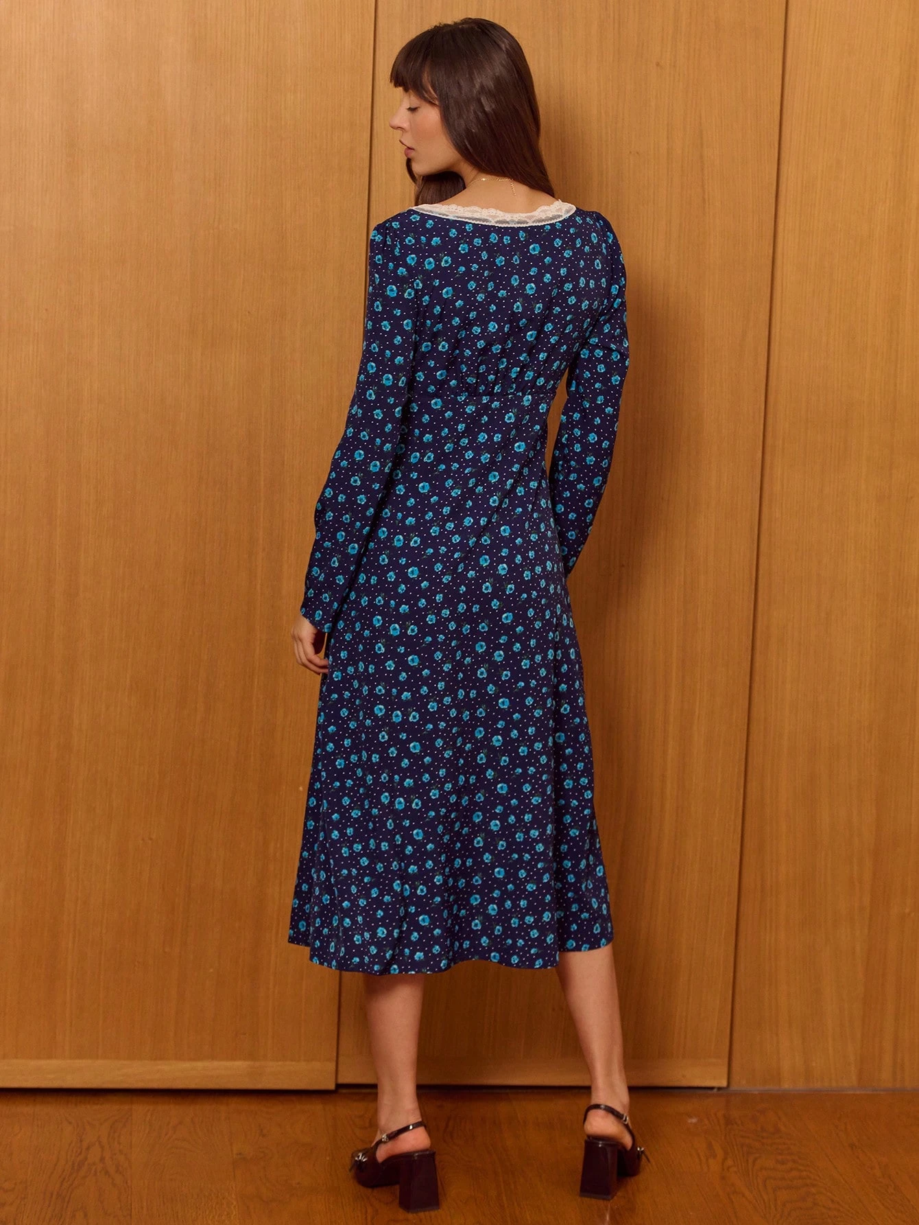 ネイビーブルーのディジーフラワー柄 ボタン付きミディアムドレス、白レース付きVネックライン、かわいいヴィンテージスタイル