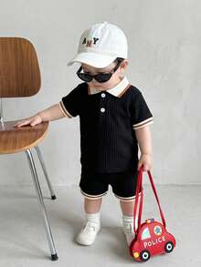 SHEIN Vintaside Kids 2件組男嬰黑色條紋POLO衫上衣與短褲套裝，柔軟羅紋面料幼童夏季休閒紳士風家庭穿搭，6個月-3歲 - 黑色 - 查看 1
