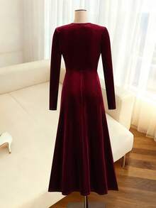 Franclia Váy Maxi Maxi Cổ Chữ V Sâu Màu Nhung Burgundy | Đầm Dạ Hội Tay Dài Kiểu Pháp Thanh Lịch Cổ Điển Xếp Ly - Màu Đỏ Sâu - Xem 2