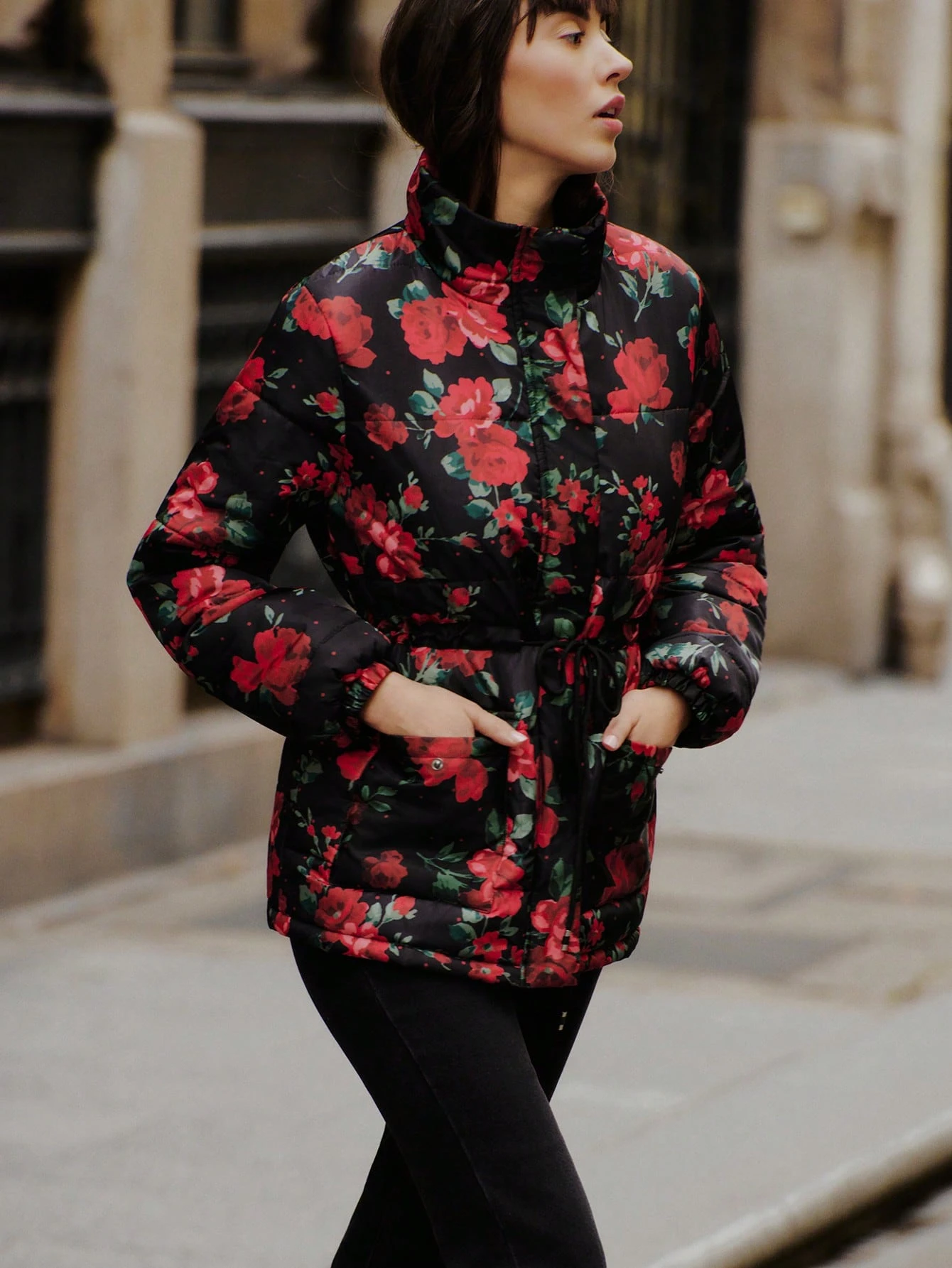 黒色フローラル柄 中綿入りジャケット、赤いバラ柄、ウエスト調整紐、フロントフラップポケット付き、おしゃれな冬アウター