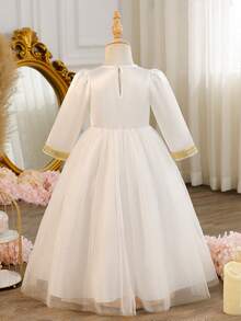 这款中东风情的女童圆领泡泡袖A字网纱连衣裙，A字廓形，适合各种宝宝体型。上身饰有金色花边，下身采用蓬松网纱，优雅时尚。适合日常外出、居家休闲、生日派对、节日庆典等正式场合，让宝宝成为众人瞩目的焦点。也是妈妈们为宝宝打造百搭时尚衣橱的必备单品。 - 白色 - 查看 2