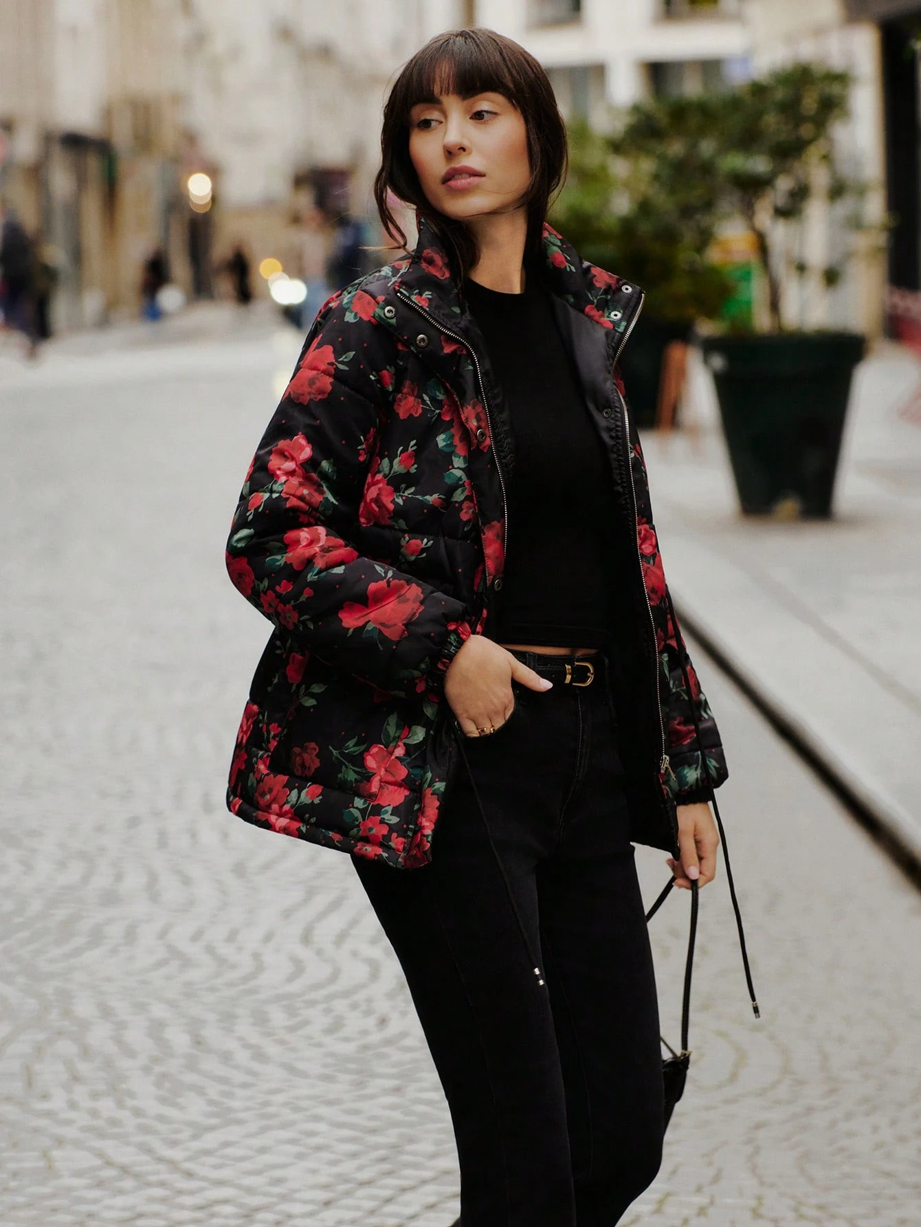 黒色フローラル柄 中綿入りジャケット、赤いバラ柄、ウエスト調整紐、フロントフラップポケット付き、おしゃれな冬アウター